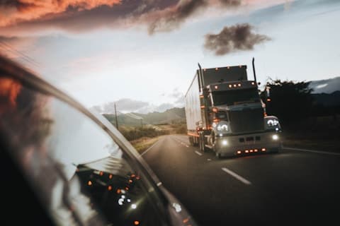 Camión viajando en ruta al atardecer